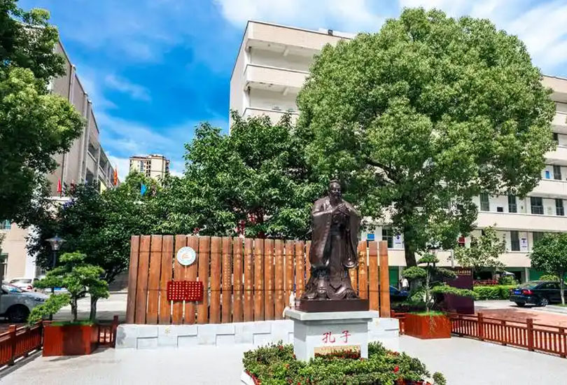 新宁县崀山培英学校